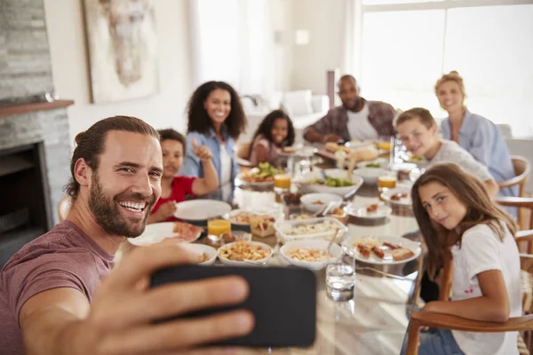 Dos Familias Tomando Selfies Mientras Disfrutan Comida Casa Juntas —  Fotos de Stock
