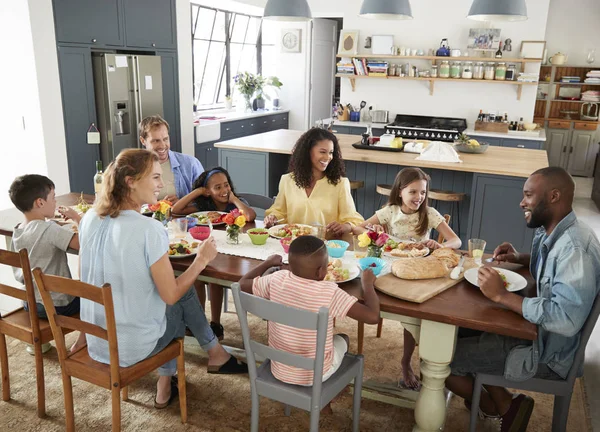 Duas Famílias Almoçando Juntas Casa Vista Elevada — Fotografia de Stock