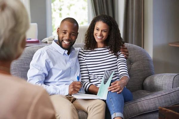 Glückliches Junges Paar Lässt Sich Hause Finanziell Beraten — Stockfoto