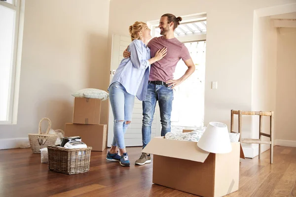 Pareja Feliz Rodeada Cajas Nuevo Hogar Día Que Mueve — Foto de Stock