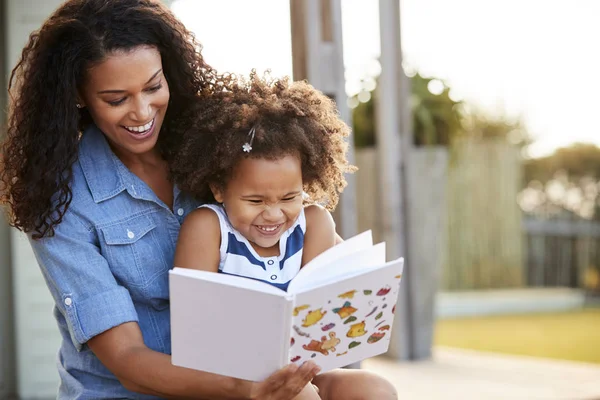Jovem Leitura Livro Sentado Sobre Mães Joelhos Livre — Fotografia de Stock