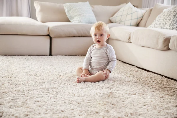 居間の床に座って幼児少年 — ストック写真