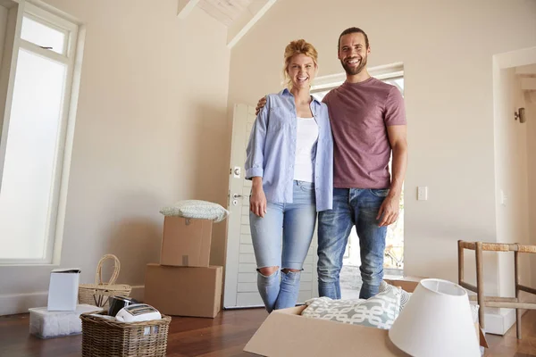 Porträt Eines Paares Das Umzugstag Neuen Zuhause Von Kisten Umgeben — Stockfoto