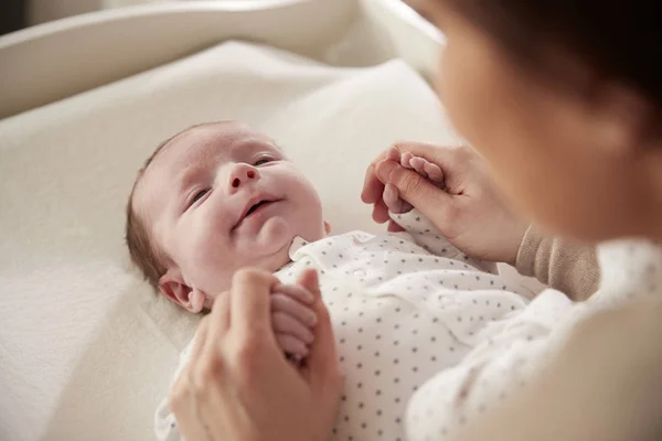 Yeni Doğan Bebek Tablo Değiştirilmesi Hakkında Yalan Ile Oynarken Annesi — Stok fotoğraf