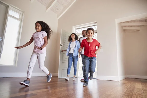 Familie Öffnet Tür Und Betritt Leere Lounge Des Neuen Hauses — Stockfoto