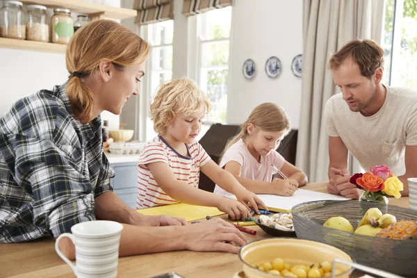 Молодая Белая Семья Занята Вместе Кухне — стоковое фото