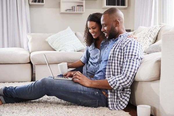 Junges Paar Sitzt Mit Laptop Hause Auf Dem Boden — Stockfoto
