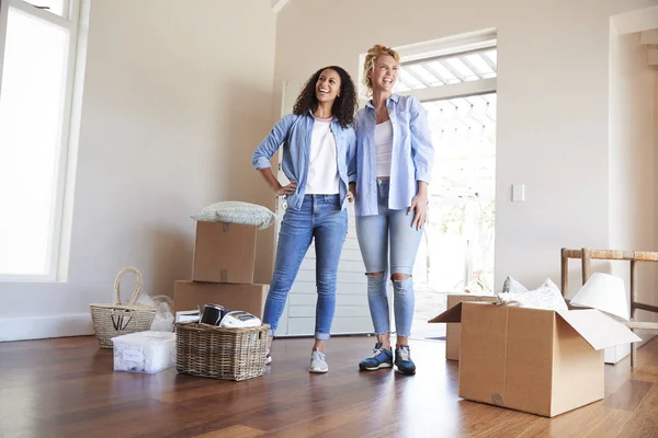 Amigos Femeninos Pie Salón Nueva Casa Día Mudanza — Foto de Stock