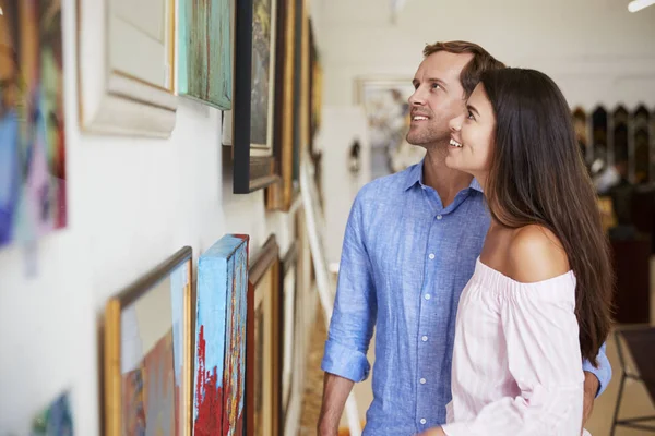 Casal Olhando Para Pinturas Galeria Arte Juntos — Fotografia de Stock