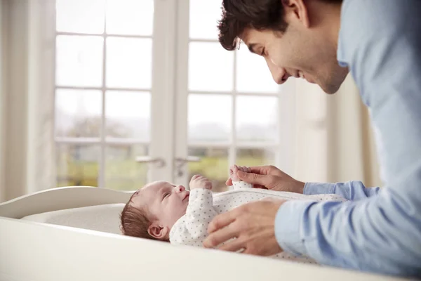 Vader Spelen Met Pasgeboren Baby Liggend Verzorgingstafel — Stockfoto