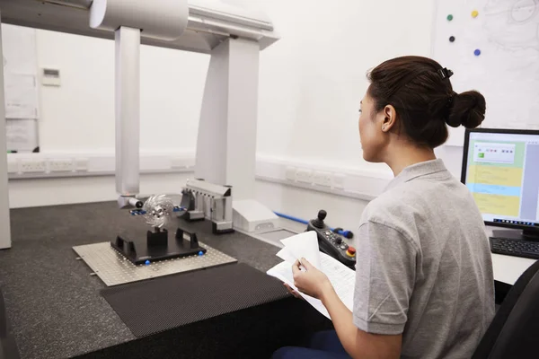 女工程师在工厂中使用 Cmm 坐标测量机 — 图库照片