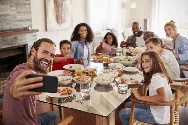 Dos Familias Tomando Selfies Mientras Disfrutan Comida Casa Juntas —  Fotos de Stock