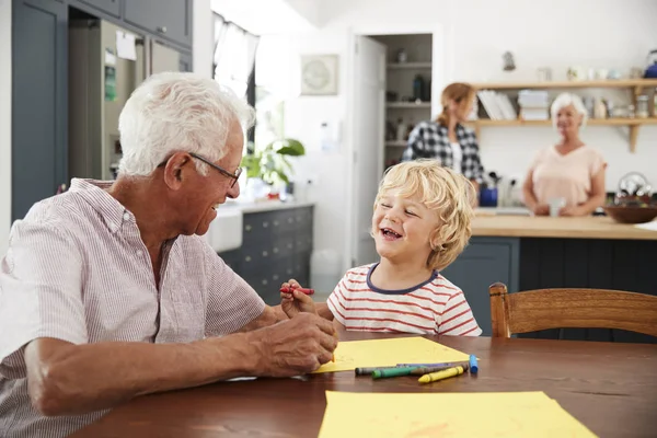 Opa Kleinzoon Tekening Samen Familiekeuken — Stockfoto