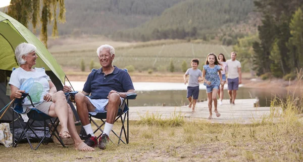 Familia Varias Generaciones Viaje Camping Junto Lago Juntos —  Fotos de Stock