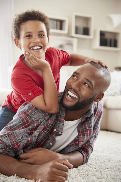 Hijo Subiendo Los Padres Vuelta Jugando Juego Salón Juntos —  Fotos de Stock