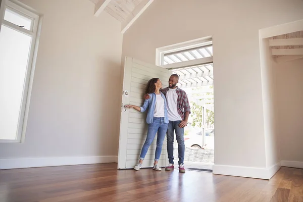 Pareja Abriendo Puerta Caminando Salón Vacío Nueva Casa —  Fotos de Stock