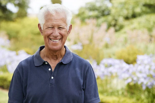 Porträtt Äldre Man Njuter Promenad Blomsterrabatter Park — Stockfoto