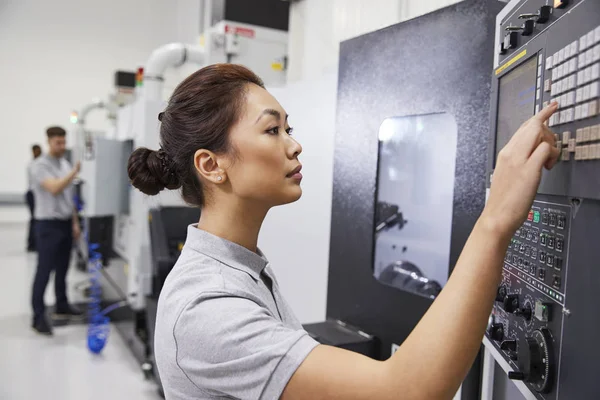 Female Engineer Operating Cnc Machinery Factory — Stock Photo, Image