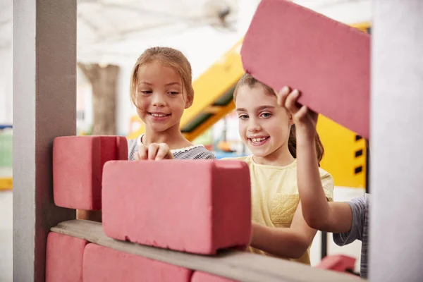 Vooraanzicht Van Schoolmeisjes Gebouw Met Speelgoed Bakstenen — Stockfoto