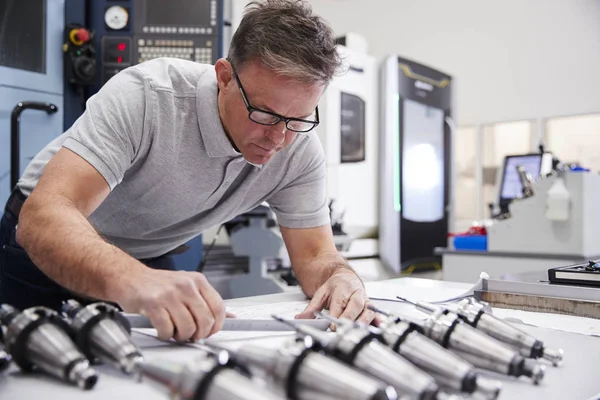 Male Engineer Measuring Cad Drawings Factory — Stock Photo, Image