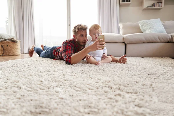 Jovem Pai Tomando Selfie Com Filho Criança Sala Estar — Fotografia de Stock