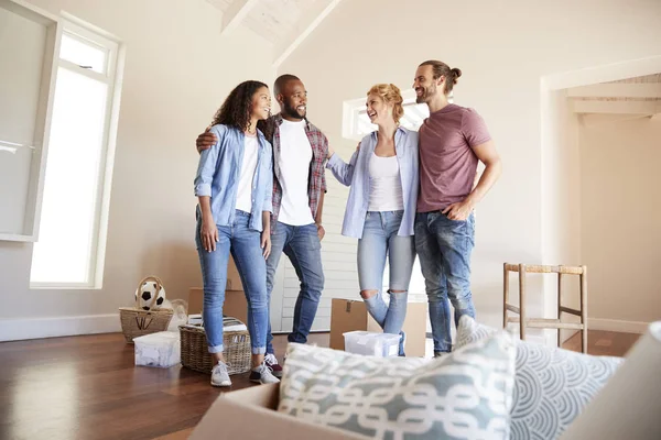 Vrienden Helpen Paar Verplaatsen Naar Nieuw Huis — Stockfoto