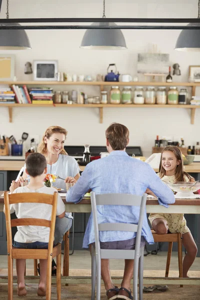 Família Almoçando Juntos Cozinha — Fotografia de Stock