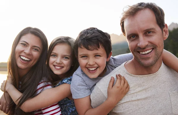 Porträt Von Eltern Die Ihren Kindern Huckepack Durch Die Landschaft — Stockfoto