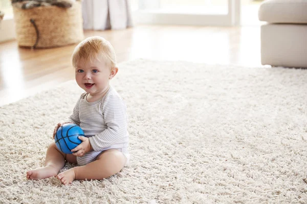 Toddler Chłopiec Siedzi Podłodze Salonie — Zdjęcie stockowe