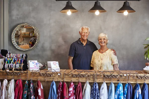 Retrato Propietarios Tiendas Senior Detrás Del Mostrador Efectivo —  Fotos de Stock