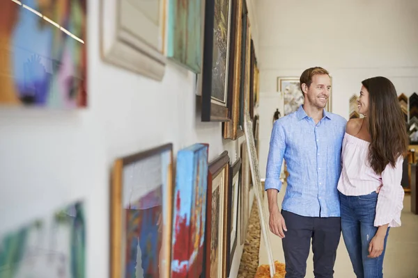 Pareja Mirando Pinturas Galería Arte Juntos — Foto de Stock