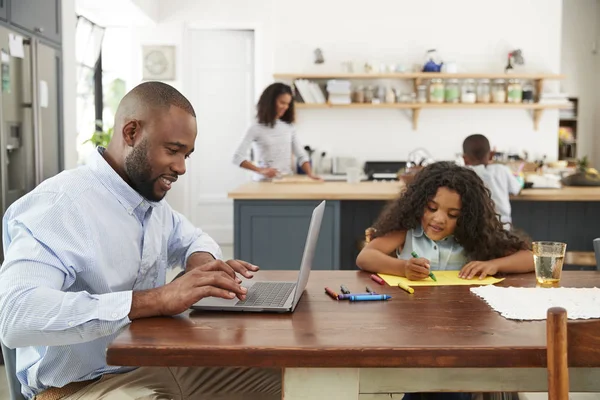 Joven Familia Negra Cuatro Ocupados Cocina — Foto de Stock