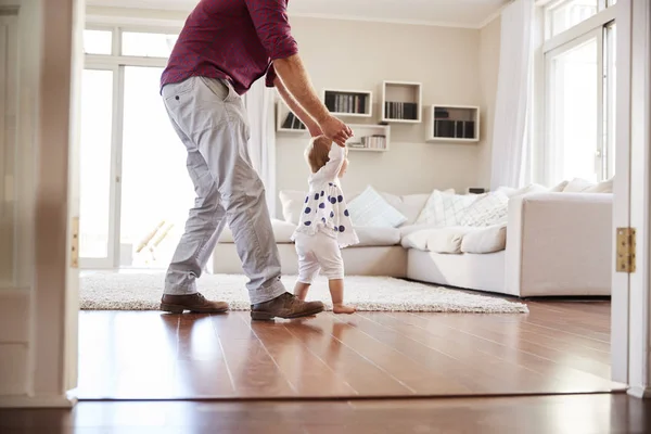 Baba Yardım Kız Evde Yürümeyi Öğrenme — Stok fotoğraf