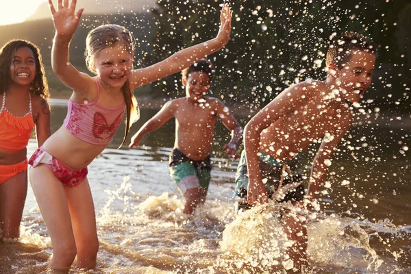 Kinderen Met Vrienden Genieten Van Avond Duik Landschap Lake — Stockfoto