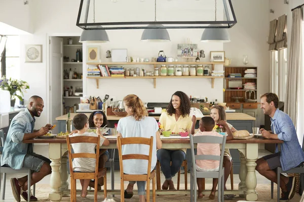 Dos Familias Almorzando Juntas Cocina Casa — Foto de Stock