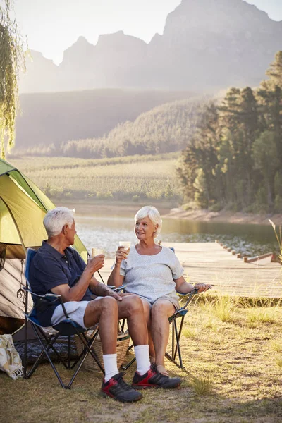 Pareja Mayor Disfrutando Unas Vacaciones Camping Junto Lago Haciendo Tostadas — Foto de Stock