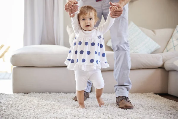 Pai Ajudando Filha Aprendendo Andar Sala Estar — Fotografia de Stock