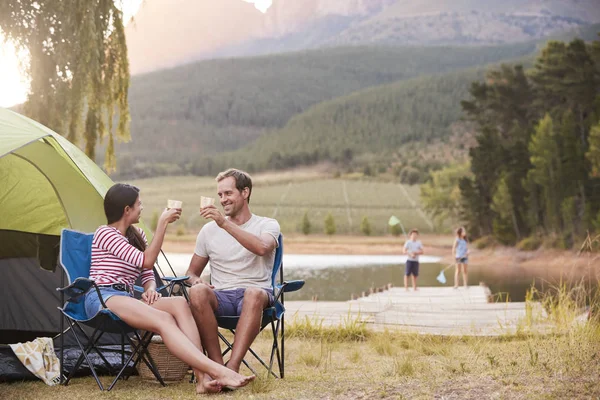 Familjen Njuta Camping Semester Vid Sjön Tillsammans — Stockfoto