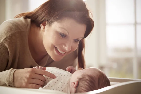 Mamma Leker Med Nyfödda Barnet Ligger Skötbord — Stockfoto