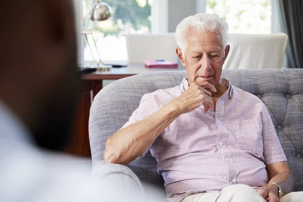 抑郁症患者与心理学家治疗的老年男性 — 图库照片
