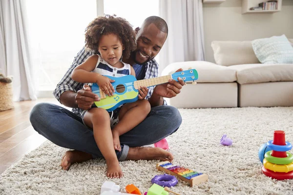 Pequeña Hija Sentada Las Rodillas Los Papás Jugando Ukelele —  Fotos de Stock