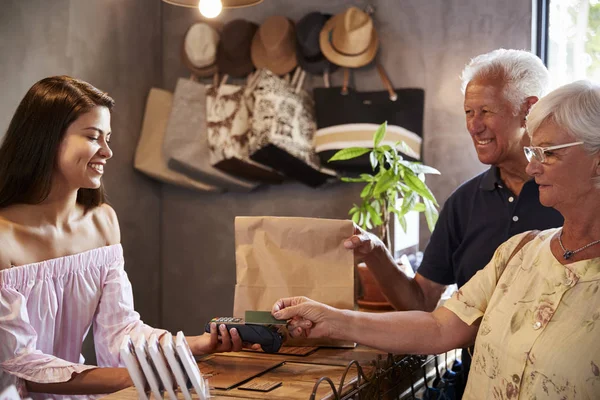 Senior Klanten Kopen Goederen Winkel Met Behulp Van Contactloze Betalingen — Stockfoto