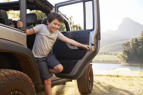 Children Get Out Car Reaching Lake Road Trip Drive — Stock Photo, Image