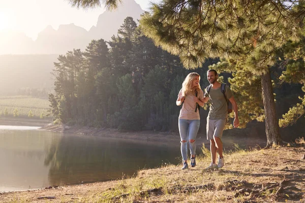 楽しんでいるカップル歩く湖をハイキング冒険家族 — ストック写真