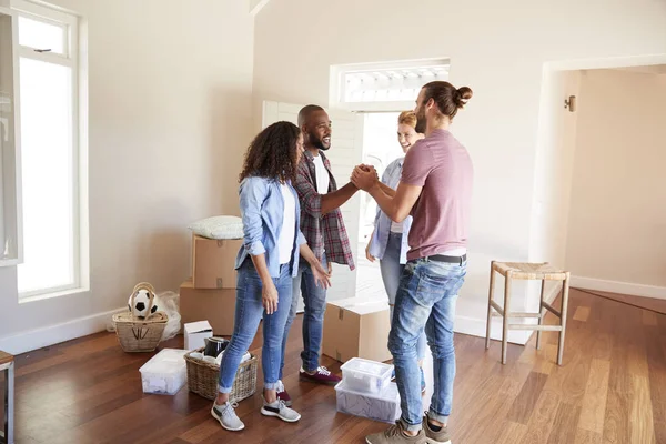 Vrienden Helpen Paar Verplaatsen Naar Nieuw Huis — Stockfoto