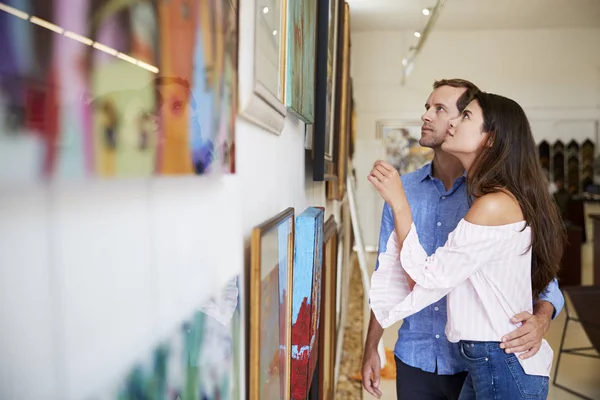 Paret Tittar Målningar Galleriet Tillsammans — Stockfoto