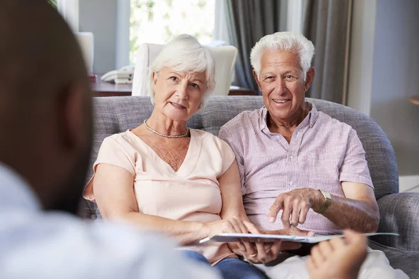 Lyckliga Senior Paret Tar Finansiell Rådgivning Hemma — Stockfoto