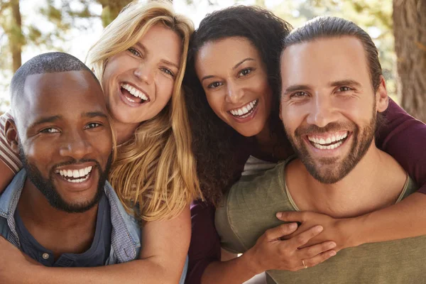 Retrato Jóvenes Amigos Una Aventura Senderismo Campo — Foto de Stock