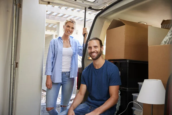 Retrato Pareja Sentada Parte Trasera Del Camión Eliminación Día Mudanza — Foto de Stock