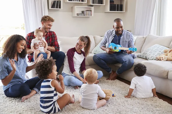 Amigos Adultos Entreteniendo Sus Niños Pequeños Sala Estar — Foto de Stock